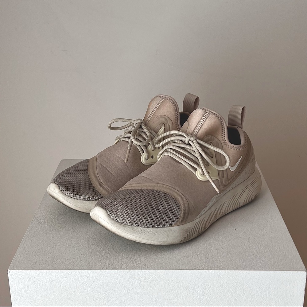 Nike Wmns Lunarcharge Essential Oatmeal Size 7.5